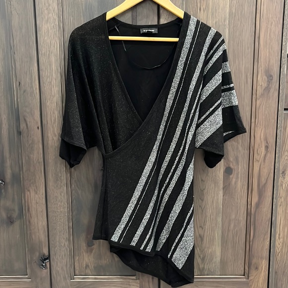 Le chateau p/a kimono style sweater. Like new condition!! - Picture 1 of 5